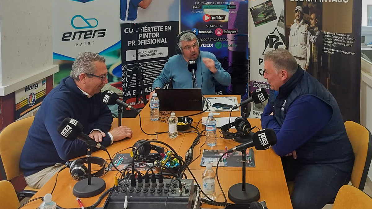 Programa de Leo Radio en las instalaciones de la Academia de Pinturas Carmona en Benidorm sobre formación profesional en pintura.