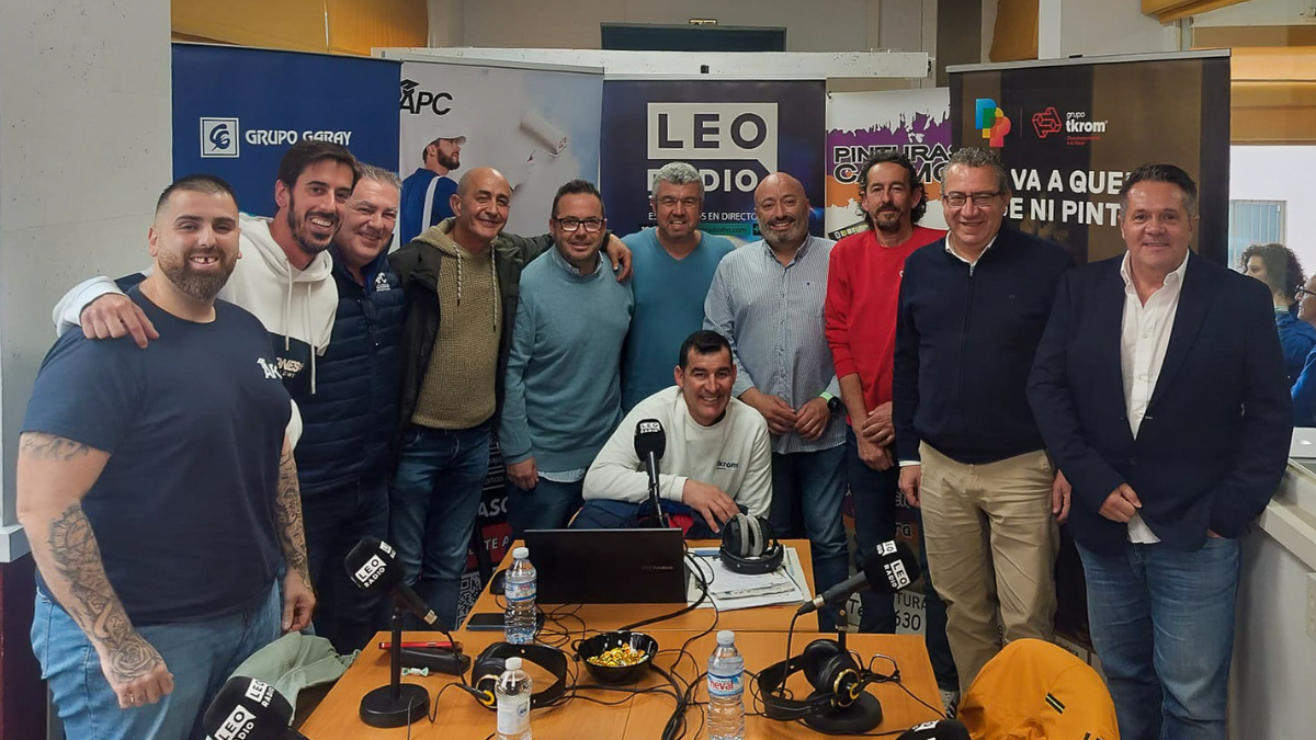 Justo Martínez Carmona hablando sobre formación profesional en pintura en Benidorm durante programa de Leo Radio