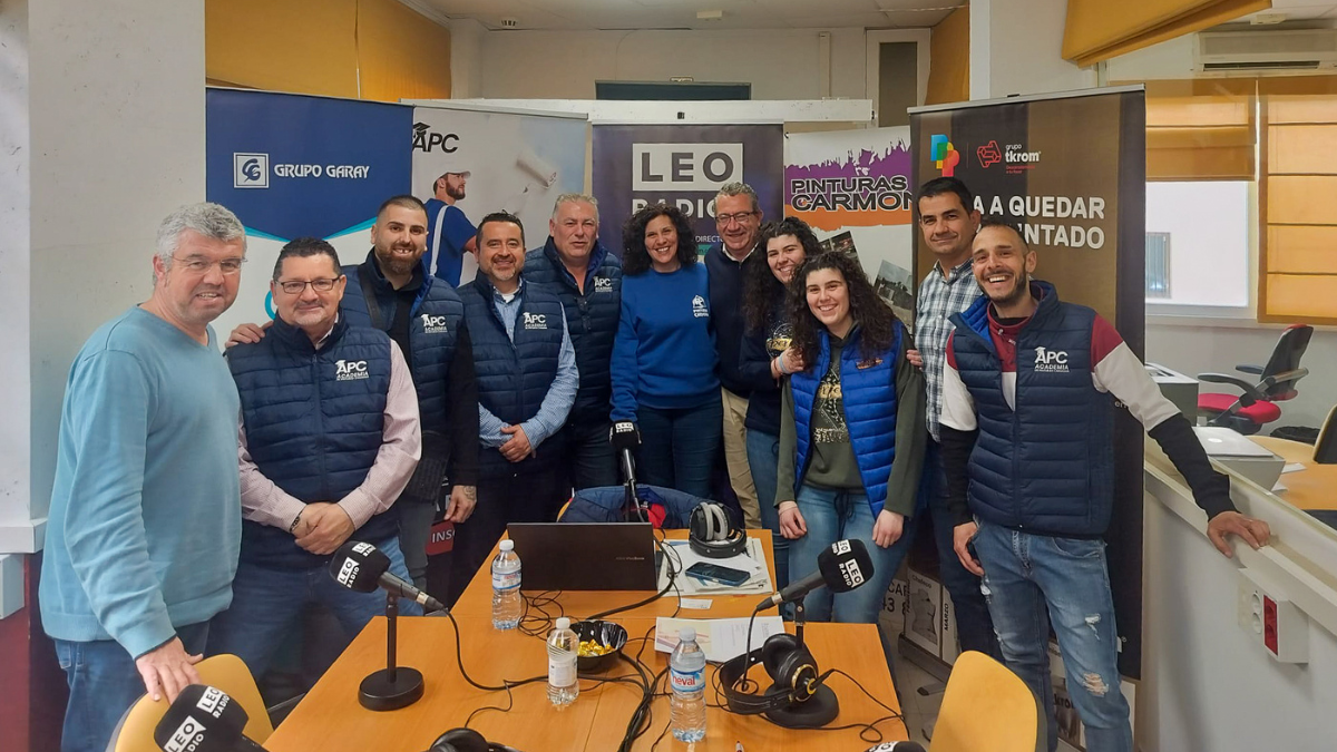Luciano Gatti hablando sobre formación profesional en pintura para empresas en Benidorm durante programa de Leo Radio