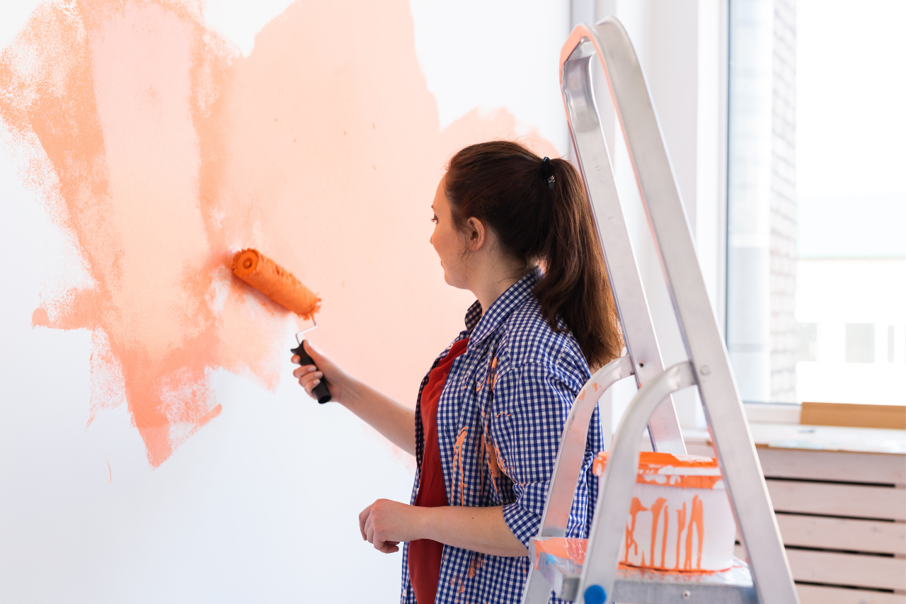 Mujer realizando formación profesional en pintura como oportunidad laboral en el sector de los oficios técnicos.